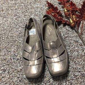 Easy street bronze back strap loafer New 7.5